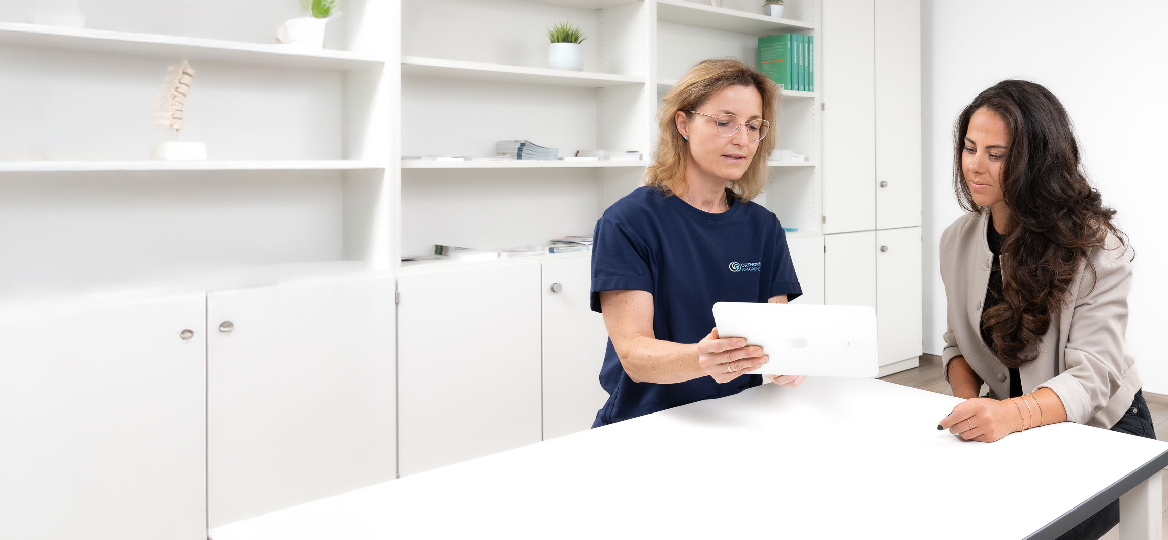 Dr. med. Juliane Scheer im Aufklärungsgespräch mit einer Patientin in der Praxis Orthopädie am Grünewald