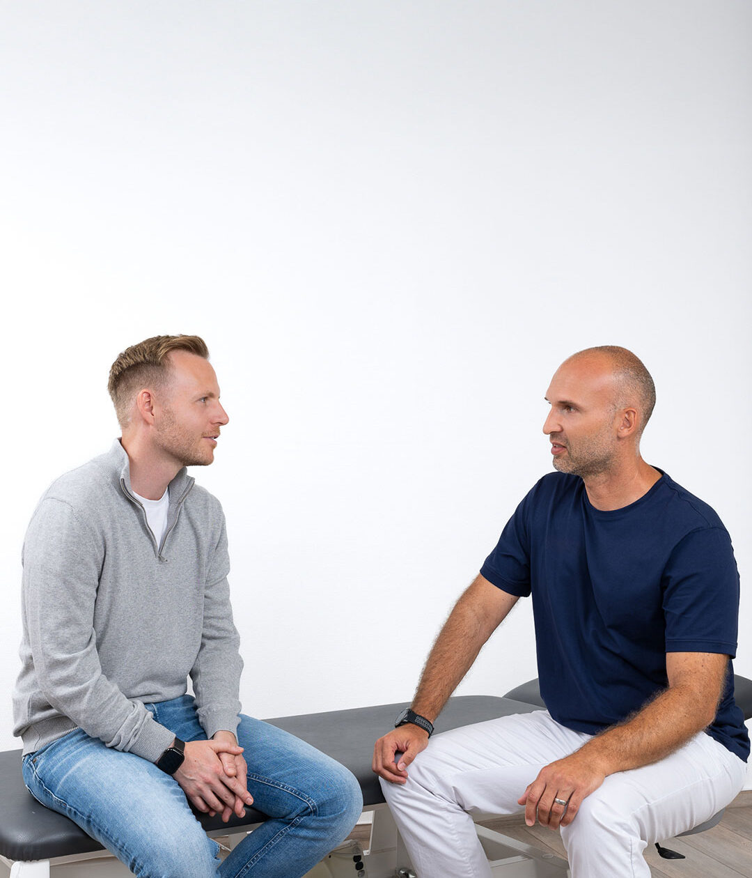 Dr. med. Cornelius Illner im Patientengespräch in der Praxis Orthopädie am Grünewald