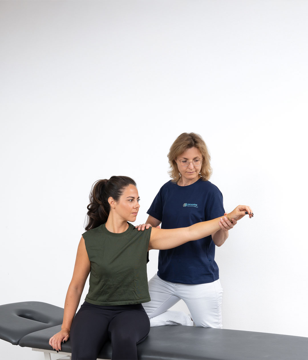 Dr. med. Juliane Scheer bei der orthopädischen Untersuchung des Arms einer Patientin in der Praxis Orthopädie am Grünewald