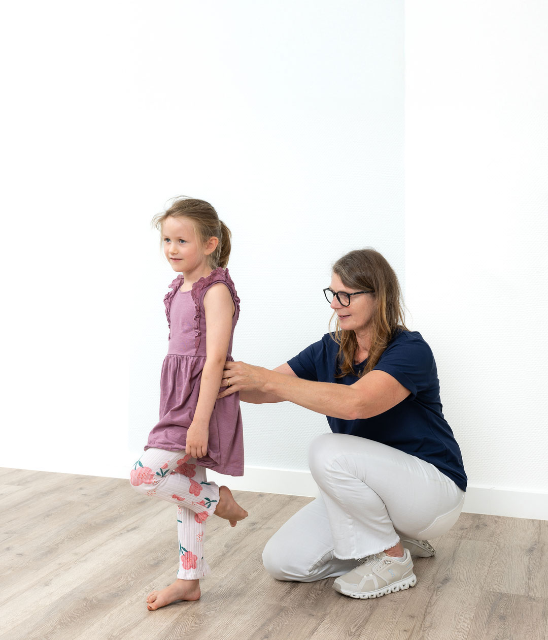 Dr. med. Claudia Müller-Gliemann bei der kinderorthopädischen Untersuchung eines Mädchens in der Praxis Orthopädie am Grünewald