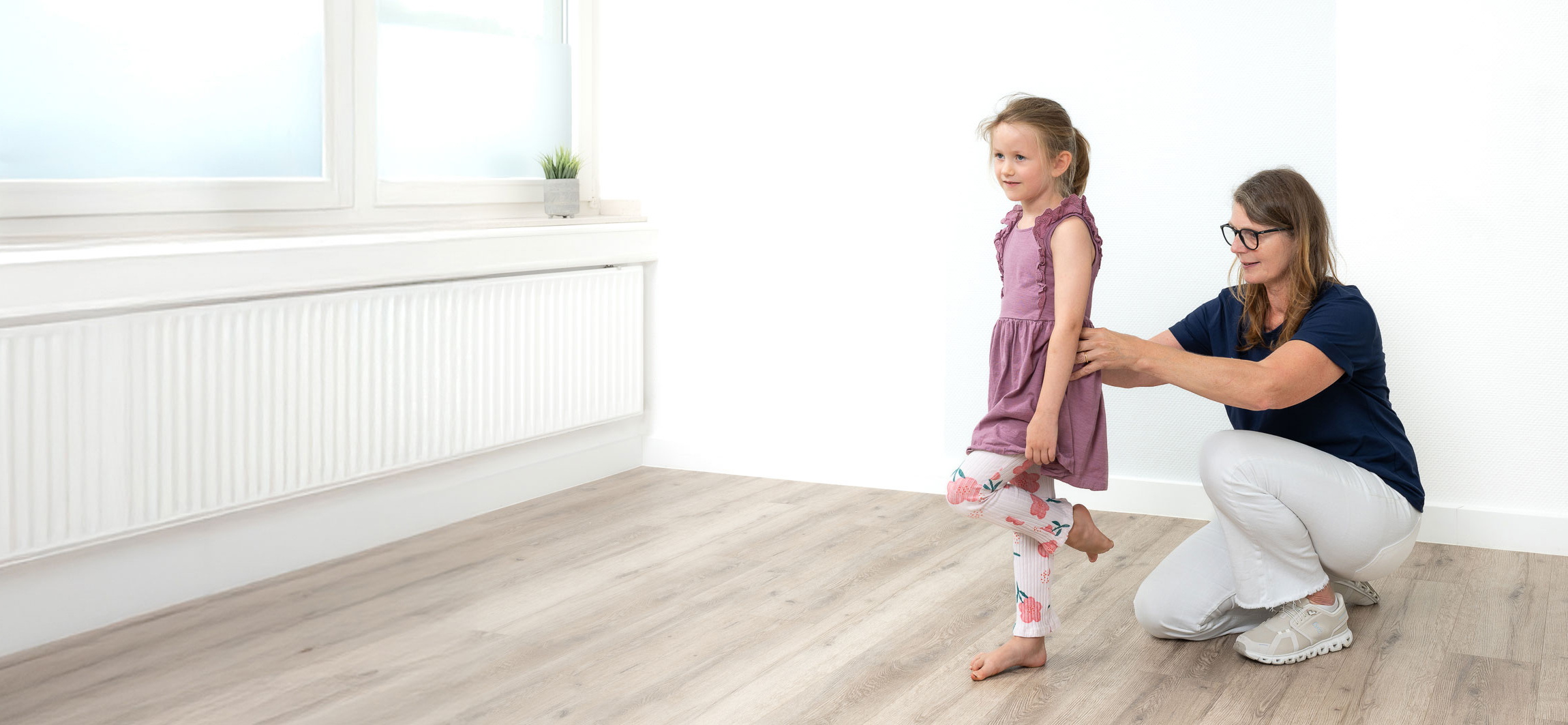 Dr. med. Claudia Müller-Gliemann bei der kinderorthopädischen Untersuchung eines Mädchens in der Praxis Orthopädie am Grünewald