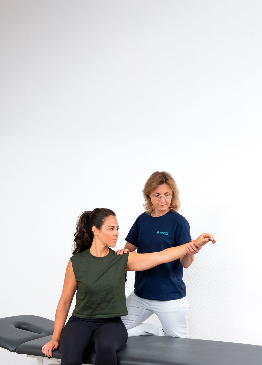 Dr. med. Juliane Scheer bei der orthopädischen Untersuchung des Arms einer Patientin in der Praxis Orthopädie am Grünewald