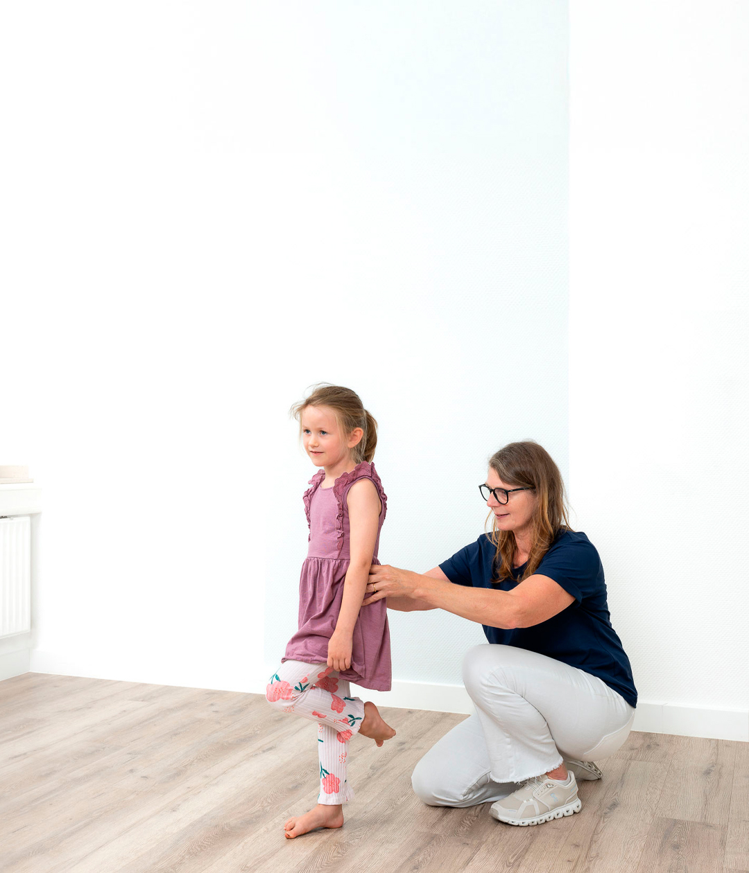 Dr. med. Claudia Müller-Gliemann bei der kinderorthopädischen Untersuchung eines Mädchens in der Praxis Orthopädie am Grünewald